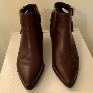 Stylish dressy boot 
like new
Worn once 
Color is burgundy maroon